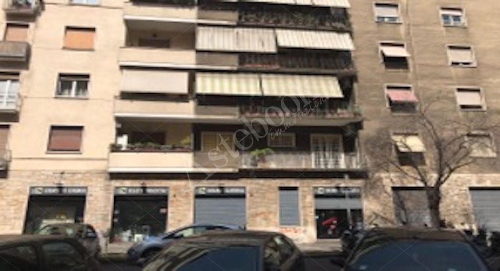 Locale commerciale con quattro vetrine e ampio deposito in Roma