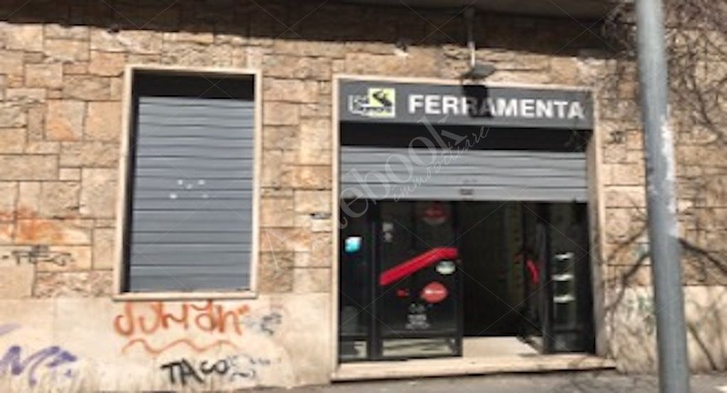 Locale commerciale con quattro vetrine e ampio deposito in Roma