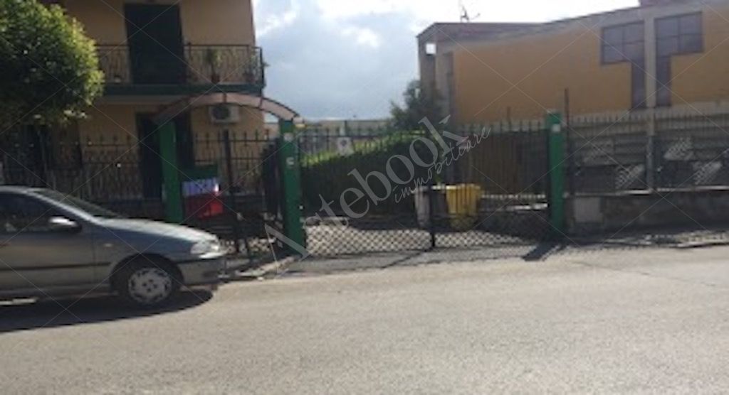 Due unit� ad uso magazzino in Acerra 