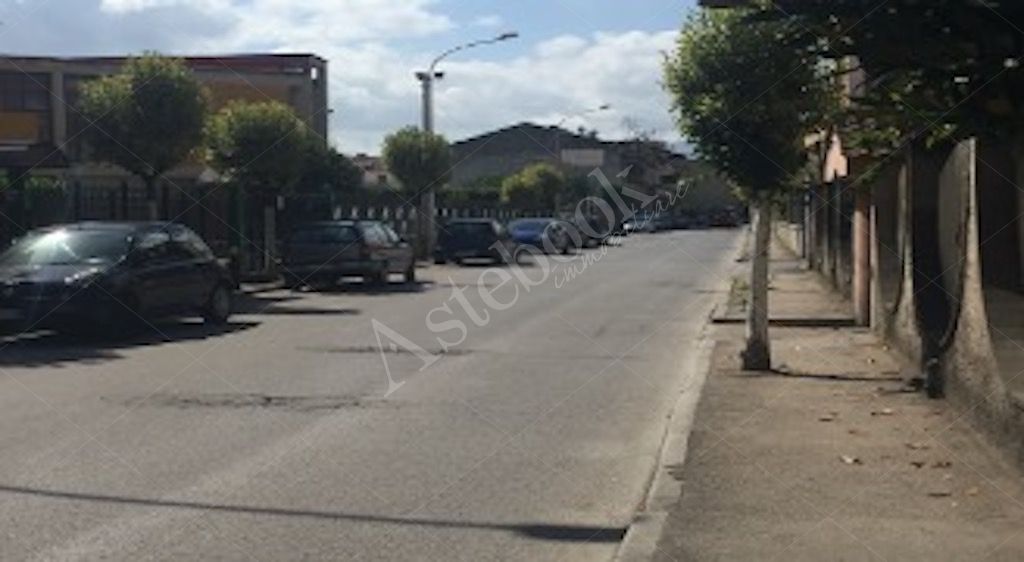 Due unit� ad uso magazzino in Acerra 