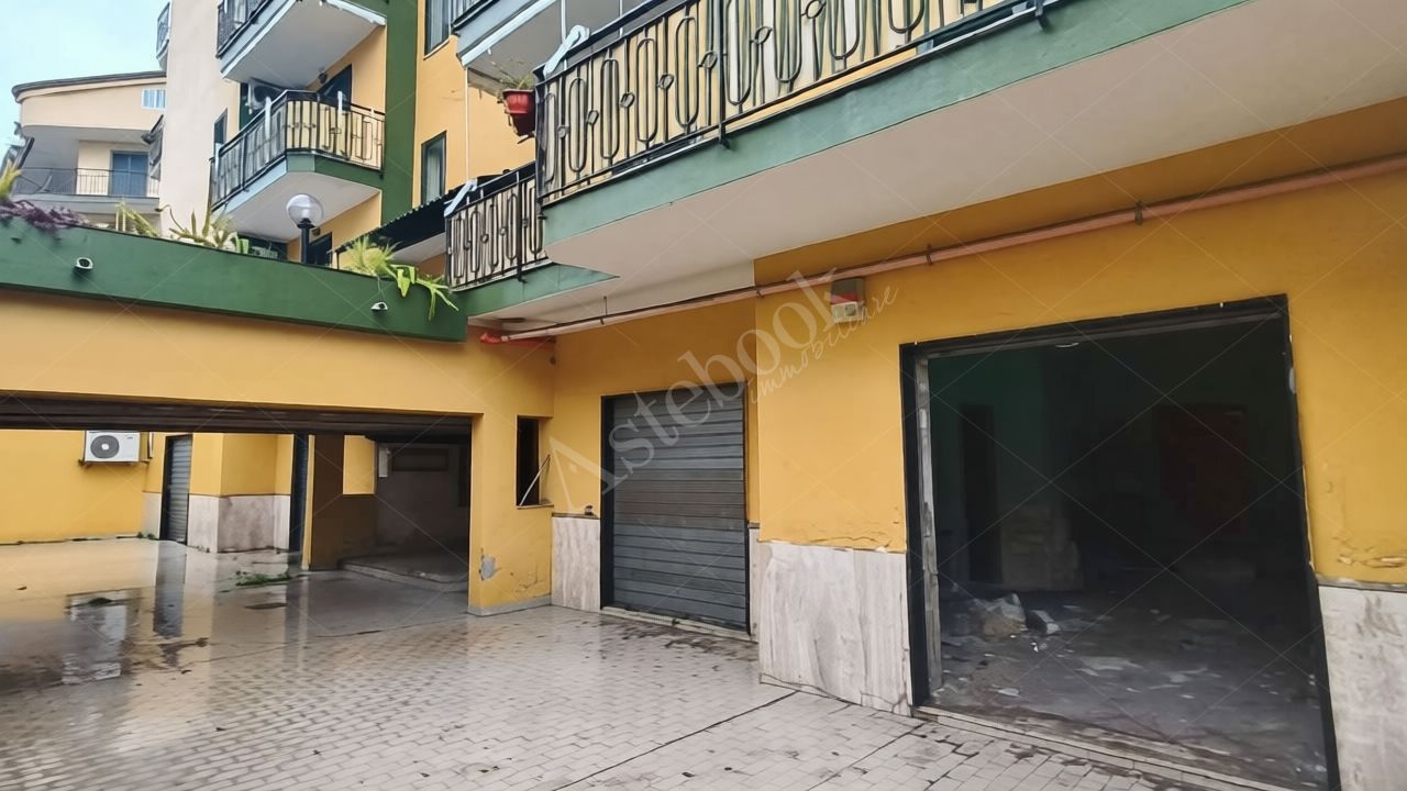 Due unit� ad uso magazzino in Acerra 