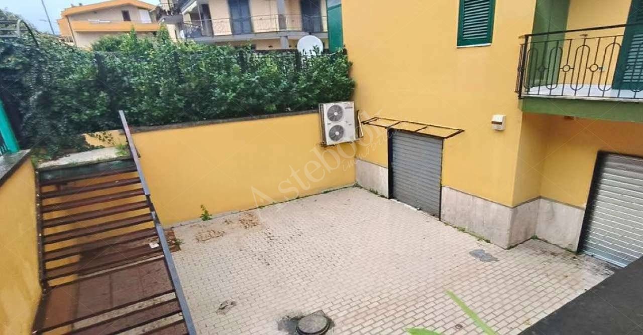 Due unit� ad uso magazzino in Acerra 