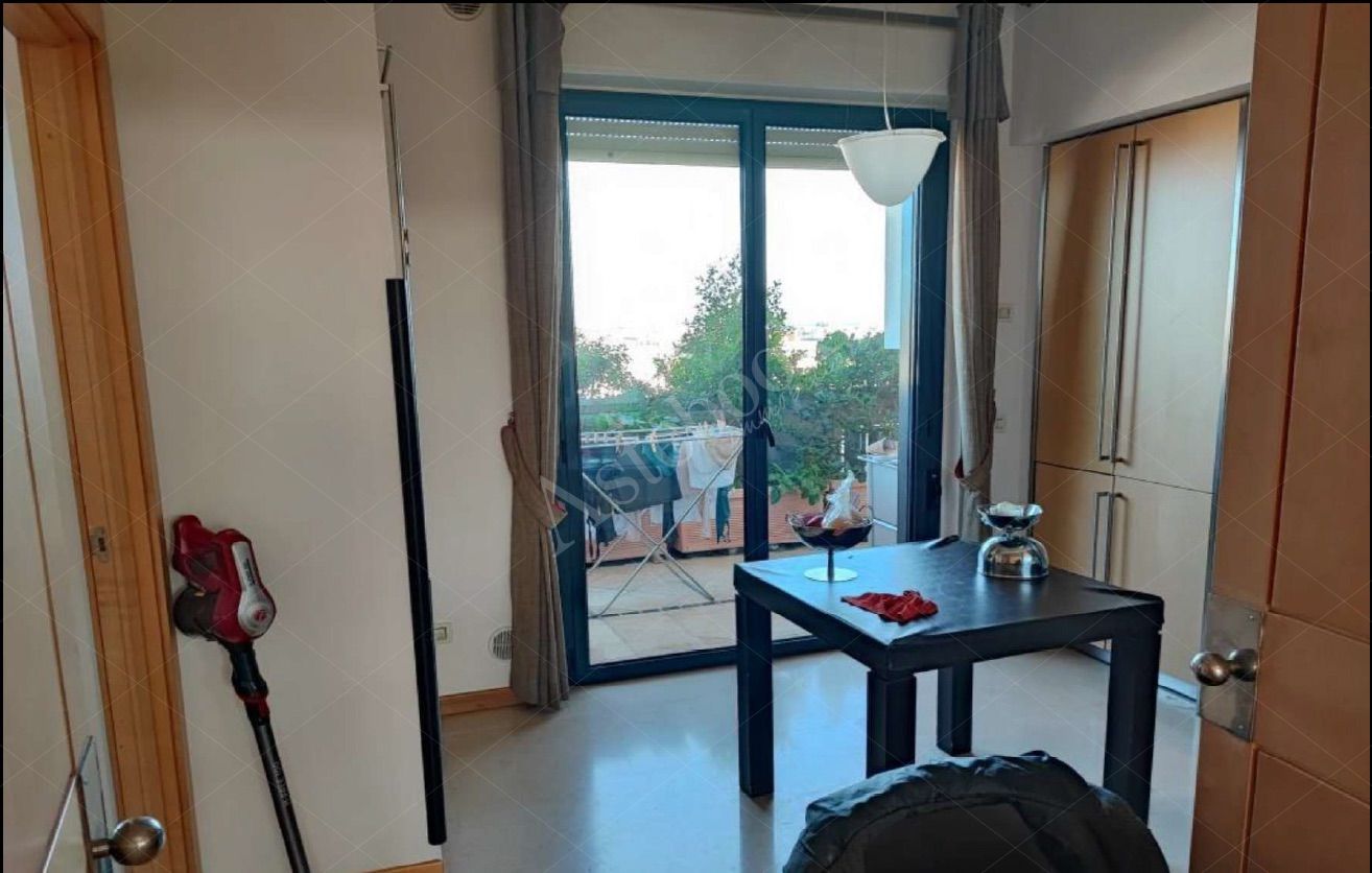 Ufficio di ampia metratura al ottavo piano con balconi, cantina e autorimessa in Bari