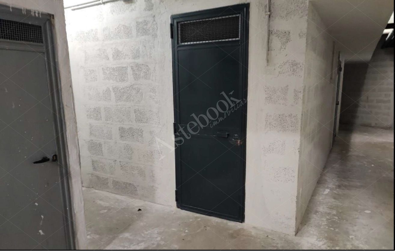 Ufficio di ampia metratura al ottavo piano con balconi, cantina e autorimessa in Bari