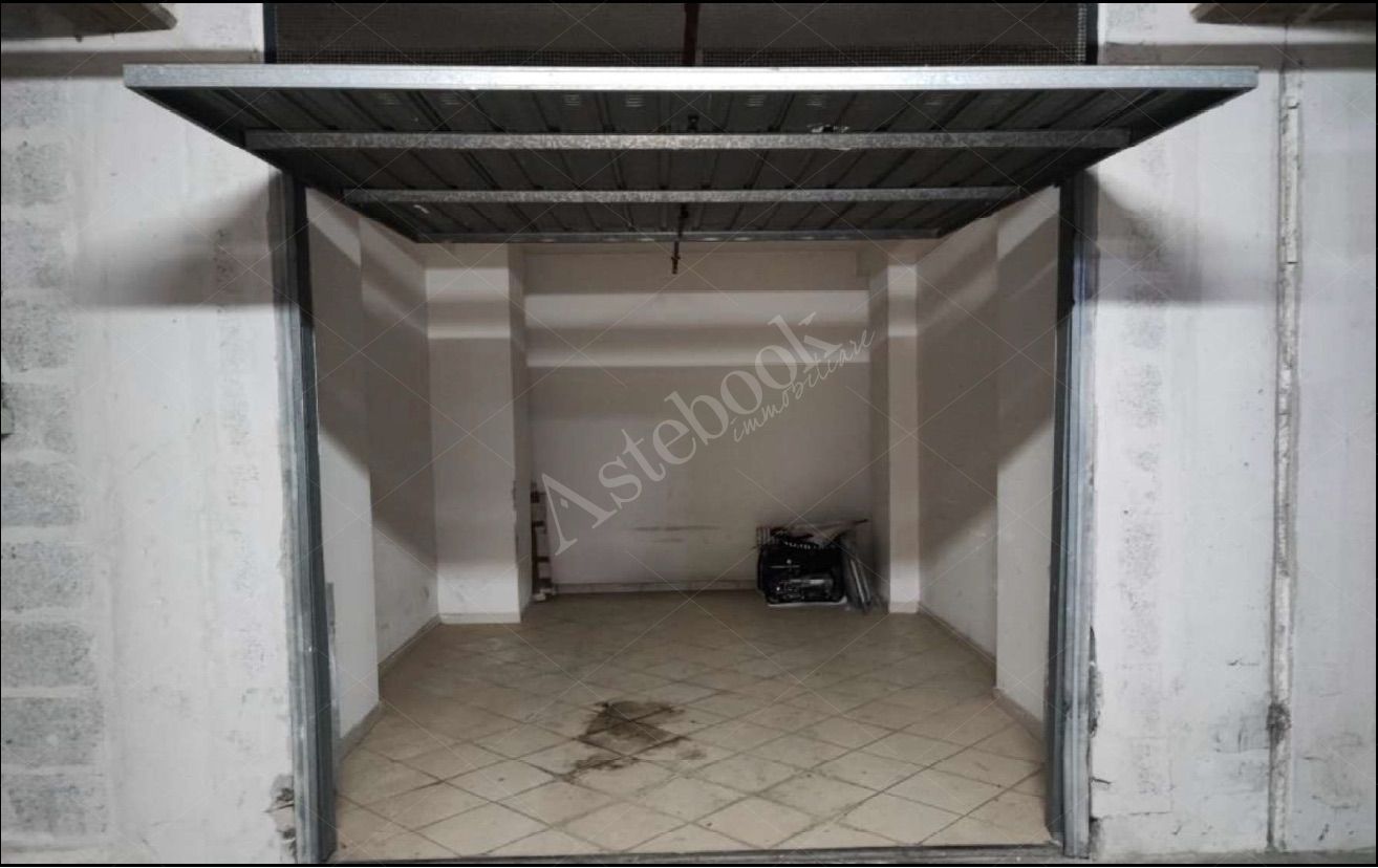 Ufficio di ampia metratura al ottavo piano con balconi, cantina e autorimessa in Bari