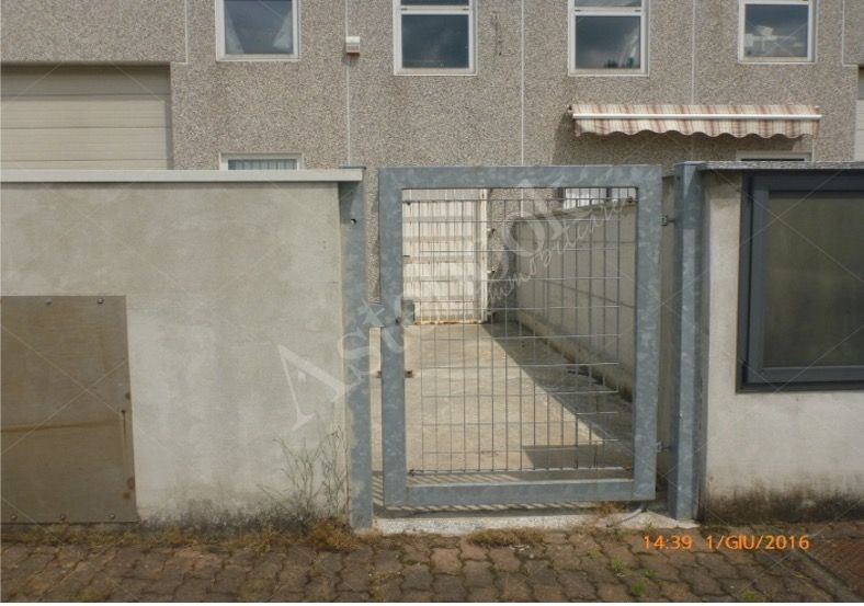 Complesso industriale con officina, magazzini ed aree pertinenziali in Cura Carpignano