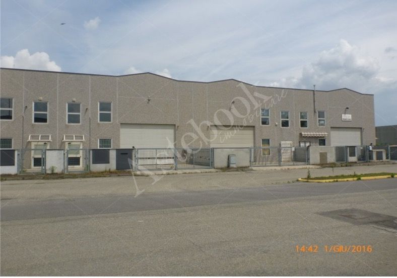 Complesso industriale con officina, magazzini ed aree pertinenziali in Cura Carpignano