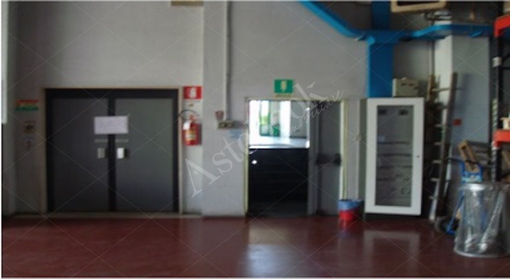 Complesso industriale con palazzina uffici, laboratori ed area esterna in Novara