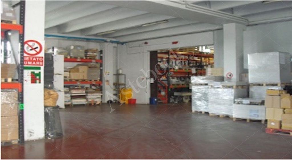 Complesso industriale con palazzina uffici, laboratori ed area esterna in Novara