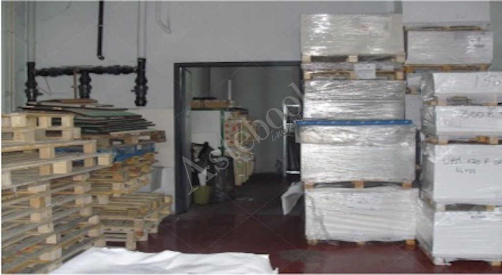 Complesso industriale con palazzina uffici, laboratori ed area esterna in Novara