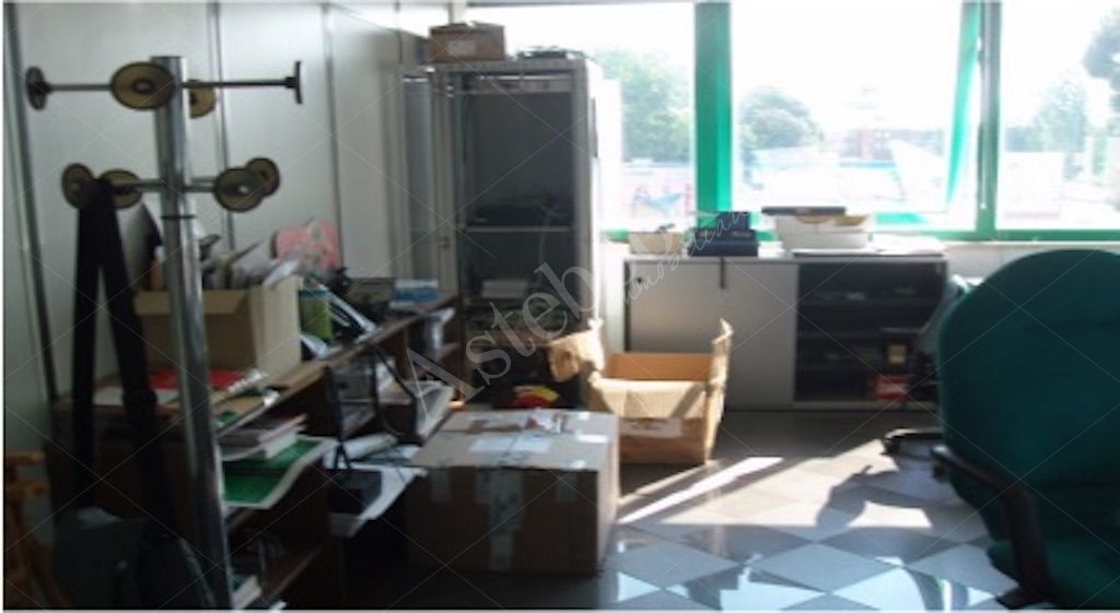 Complesso industriale con palazzina uffici, laboratori ed area esterna in Novara