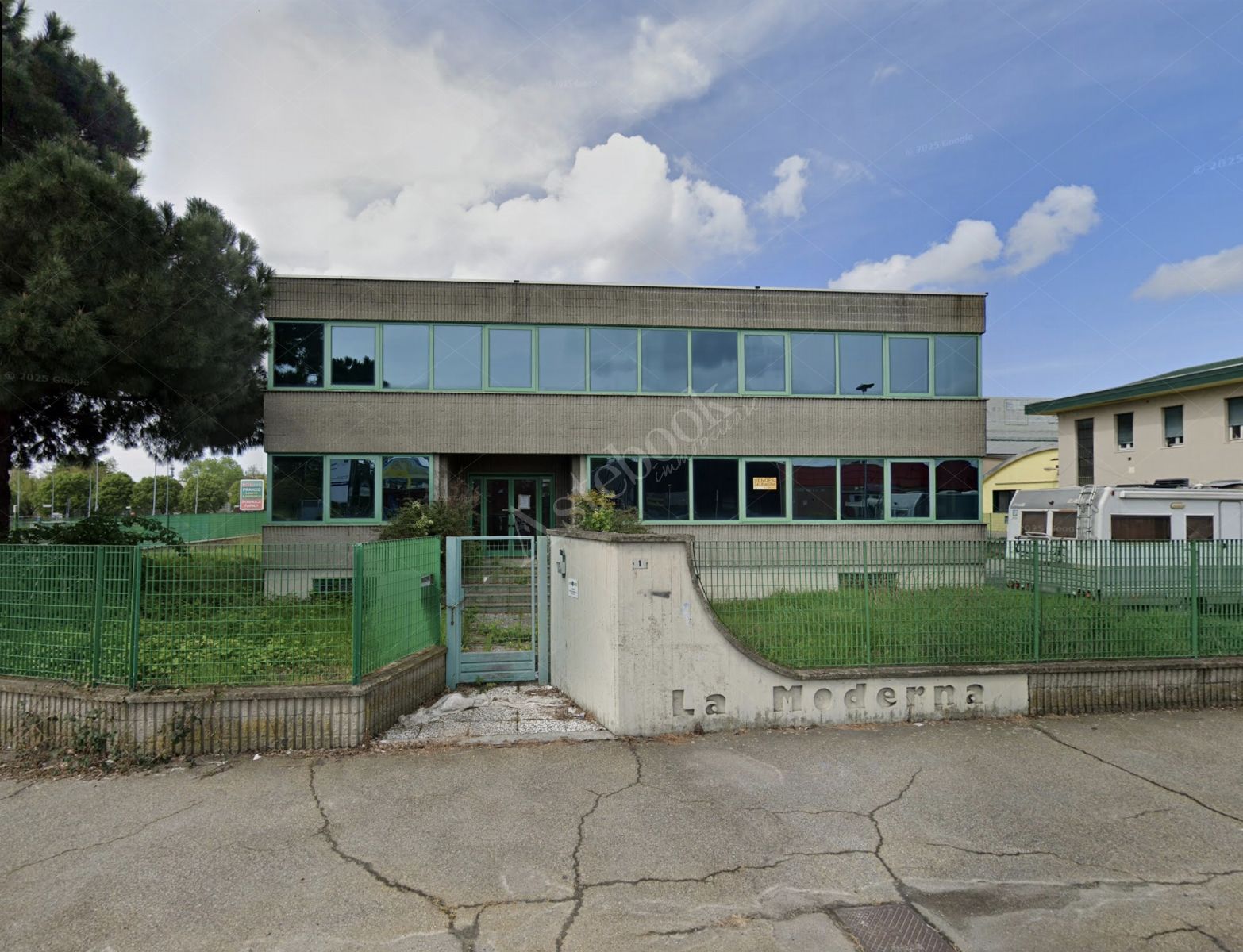 Complesso industriale con palazzina uffici, laboratori ed area esterna in Novara