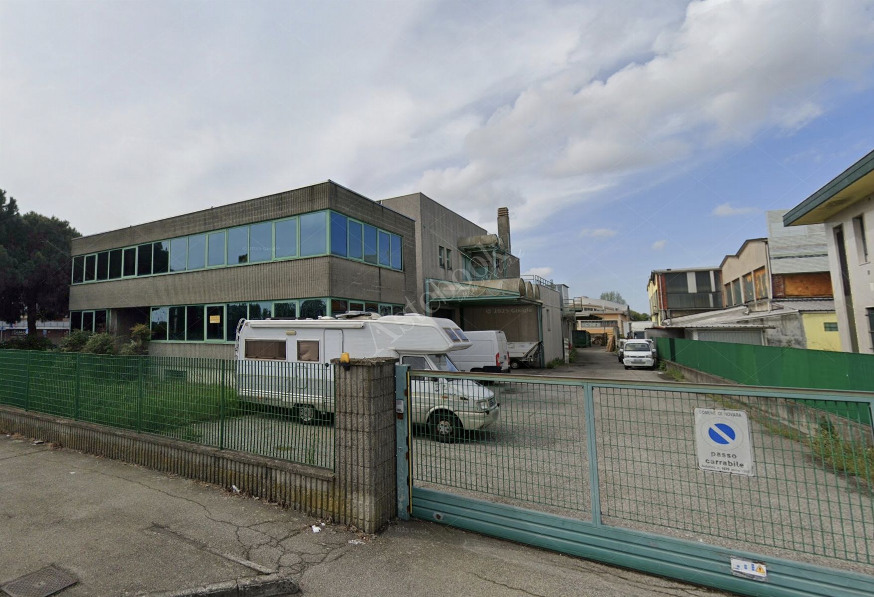 Complesso industriale con palazzina uffici, laboratori ed area esterna in Novara