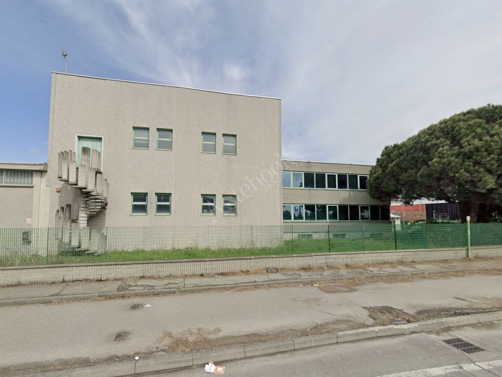 Complesso industriale con palazzina uffici, laboratori ed area esterna in Novara