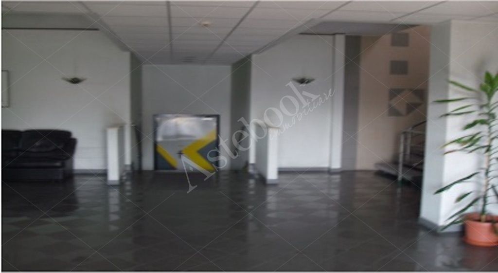 Complesso industriale con palazzina uffici, laboratori ed area esterna in Novara