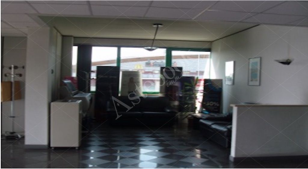 Complesso industriale con palazzina uffici, laboratori ed area esterna in Novara