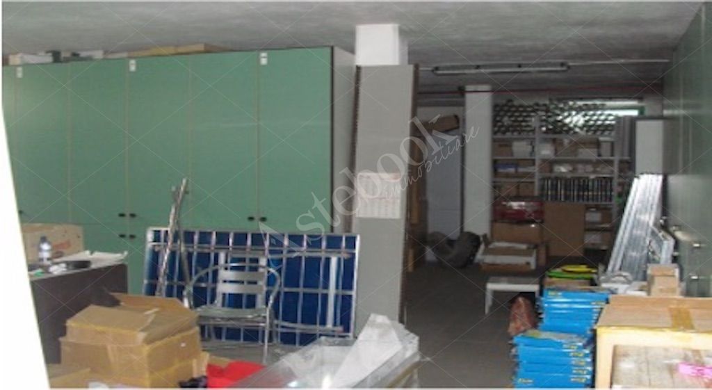 Complesso industriale con palazzina uffici, laboratori ed area esterna in Novara