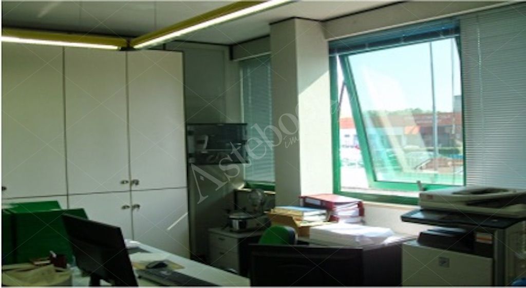Complesso industriale con palazzina uffici, laboratori ed area esterna in Novara