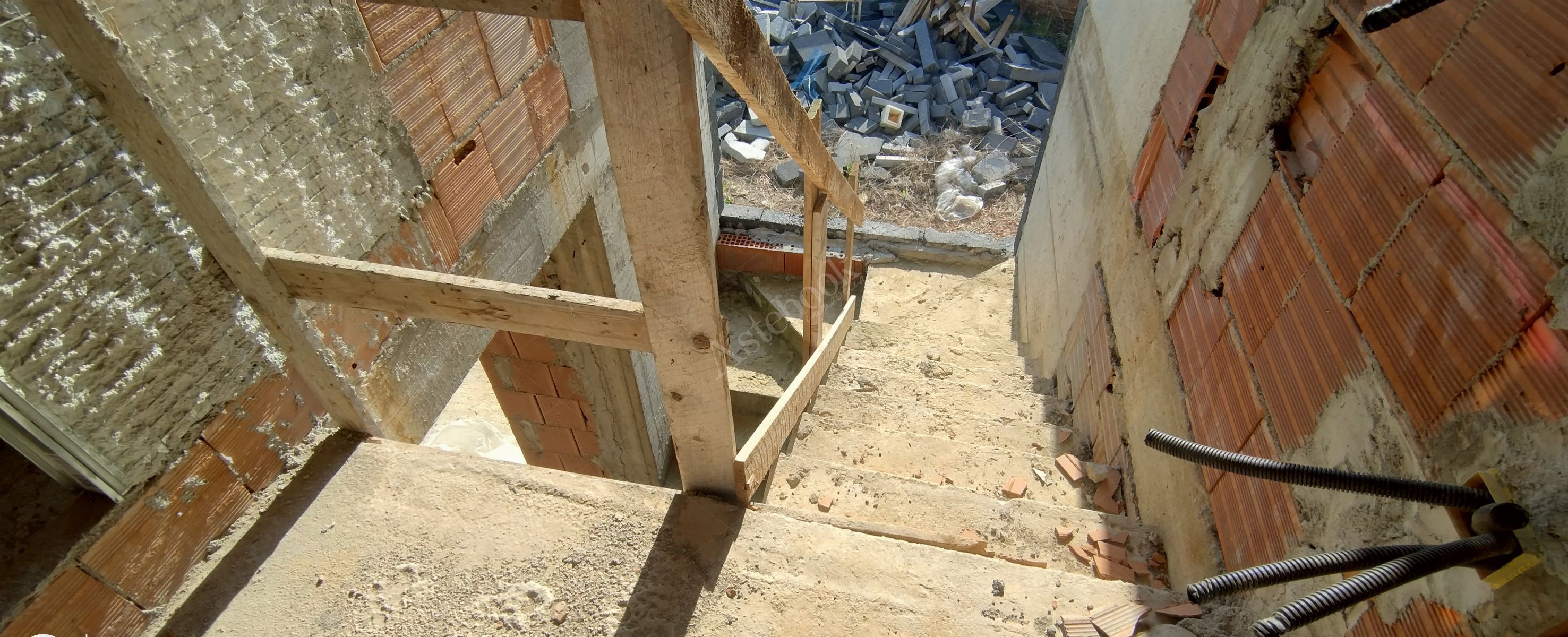 Terreni edificabili di 1.093 mq con fabbricato al rustico in Missaglia
