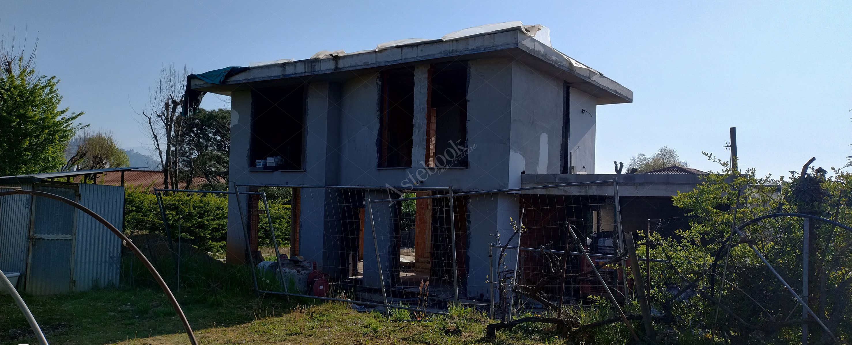 Terreni edificabili di 1.093 mq con fabbricato al rustico in Missaglia