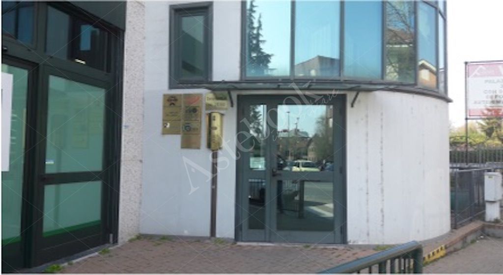 Unit� immobiliare ad uso ufficio al primo piano con posto auto ad uso esclusivo in Rivoli 