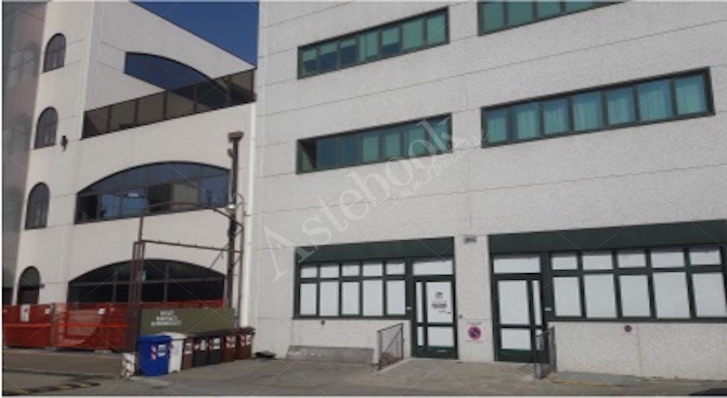 Unit� immobiliare ad uso ufficio al primo piano con posto auto ad uso esclusivo in Rivoli 
