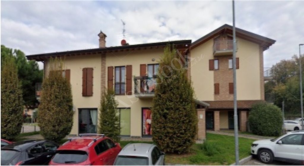Compendio immobiliare costituito da due locali commerciali con spazi accessori e deposito in Mozzo 