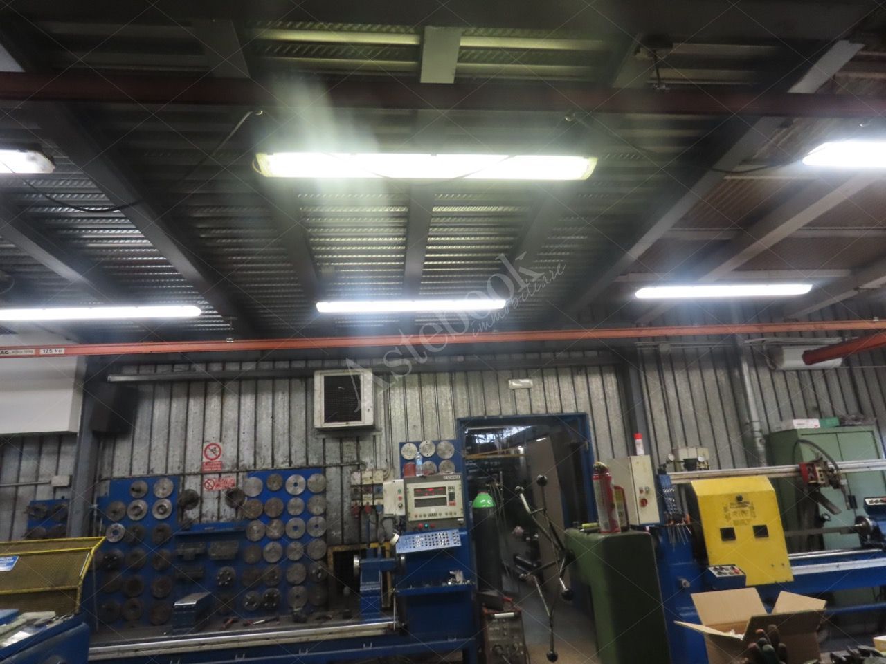 Capannone industriale con piano soppalcato ed area esterna in Lomagna