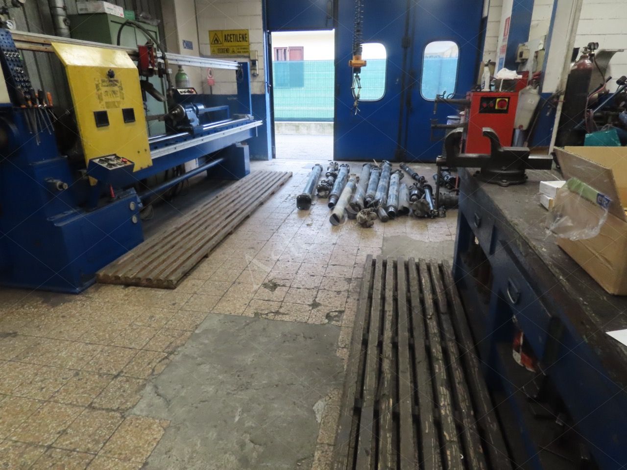 Capannone industriale con piano soppalcato ed area esterna in Lomagna
