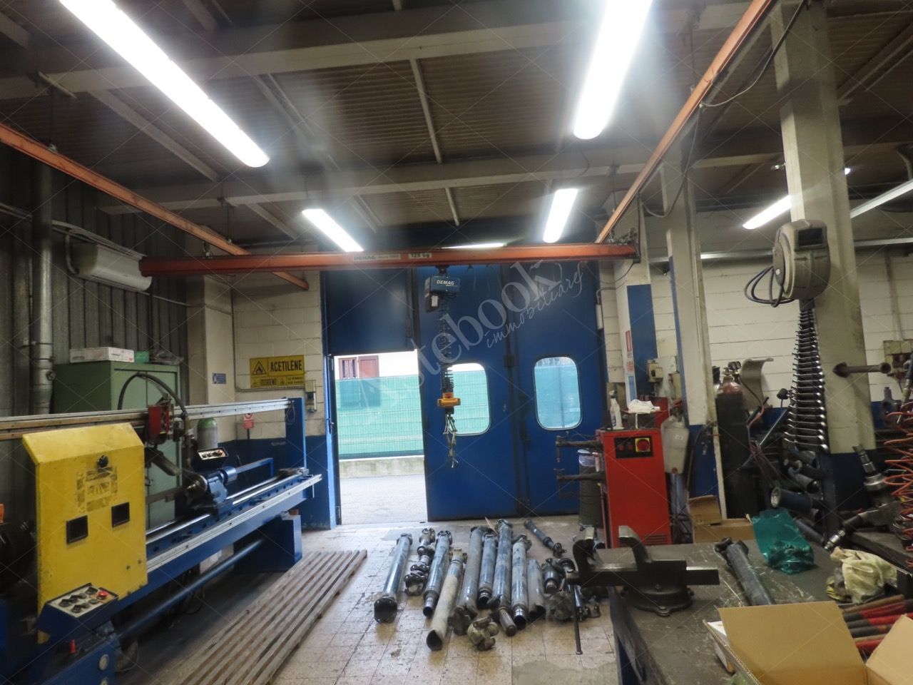 Capannone industriale con piano soppalcato ed area esterna in Lomagna