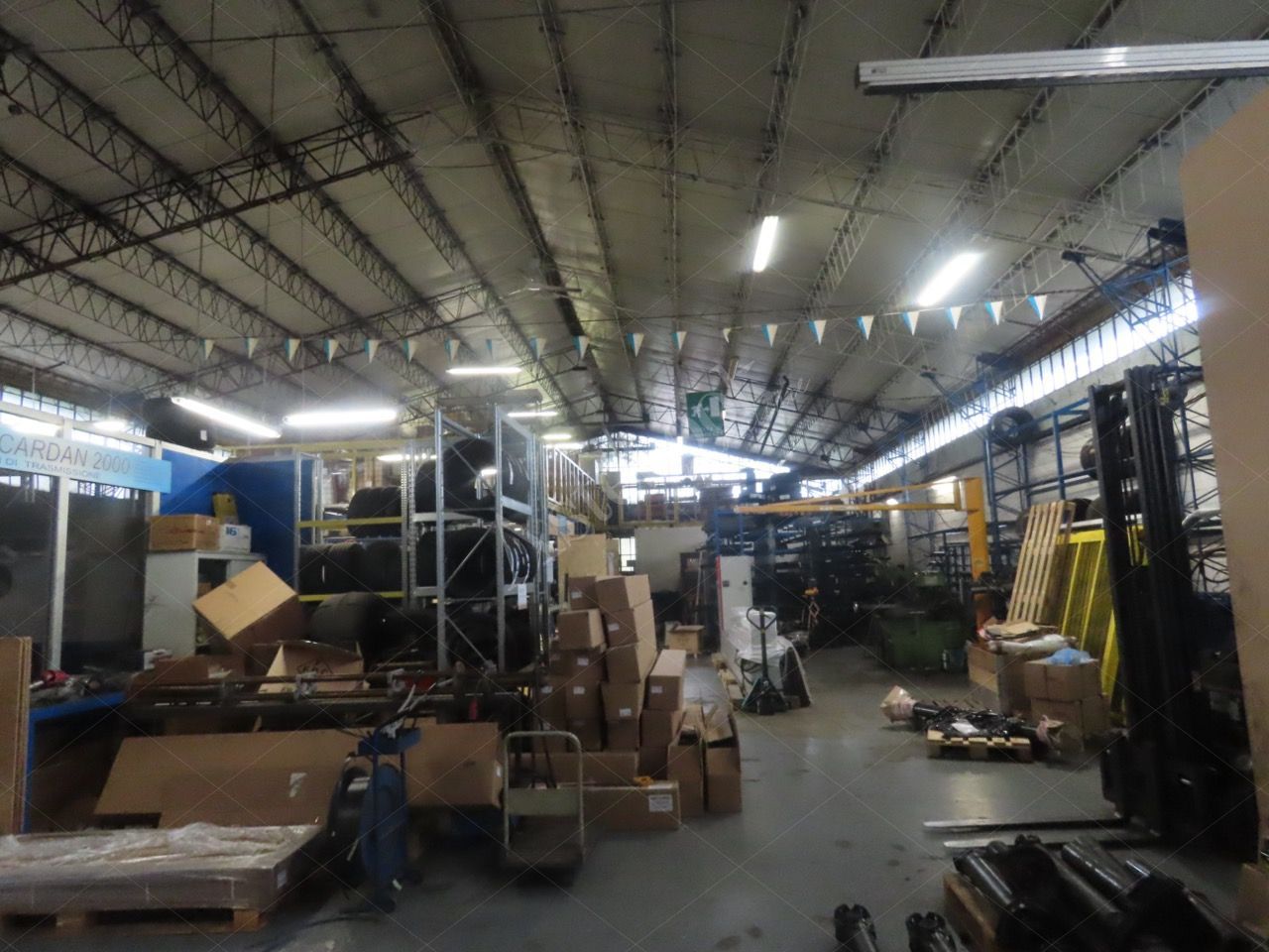Capannone industriale con piano soppalcato ed area esterna in Lomagna