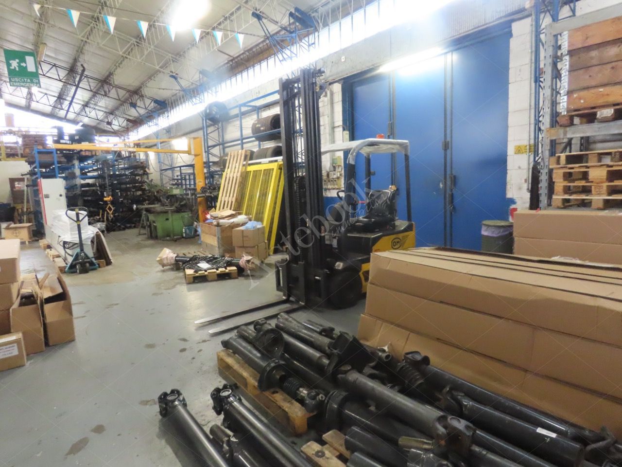 Capannone industriale con piano soppalcato ed area esterna in Lomagna