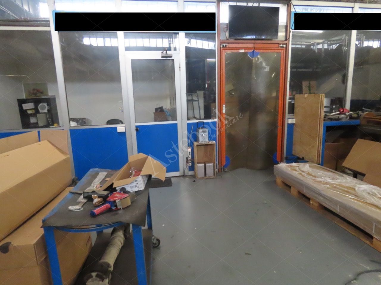 Capannone industriale con piano soppalcato ed area esterna in Lomagna