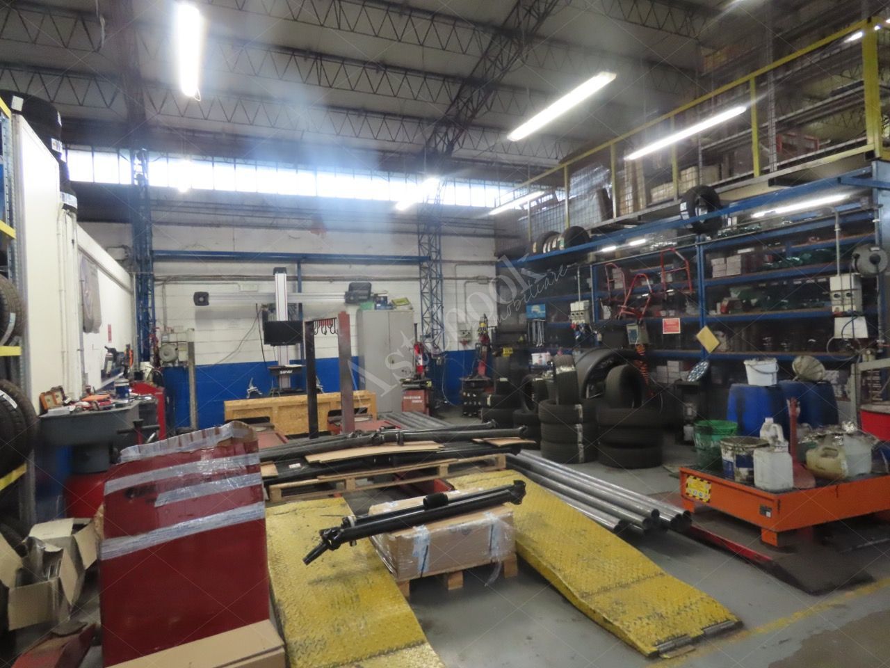 Capannone industriale con piano soppalcato ed area esterna in Lomagna