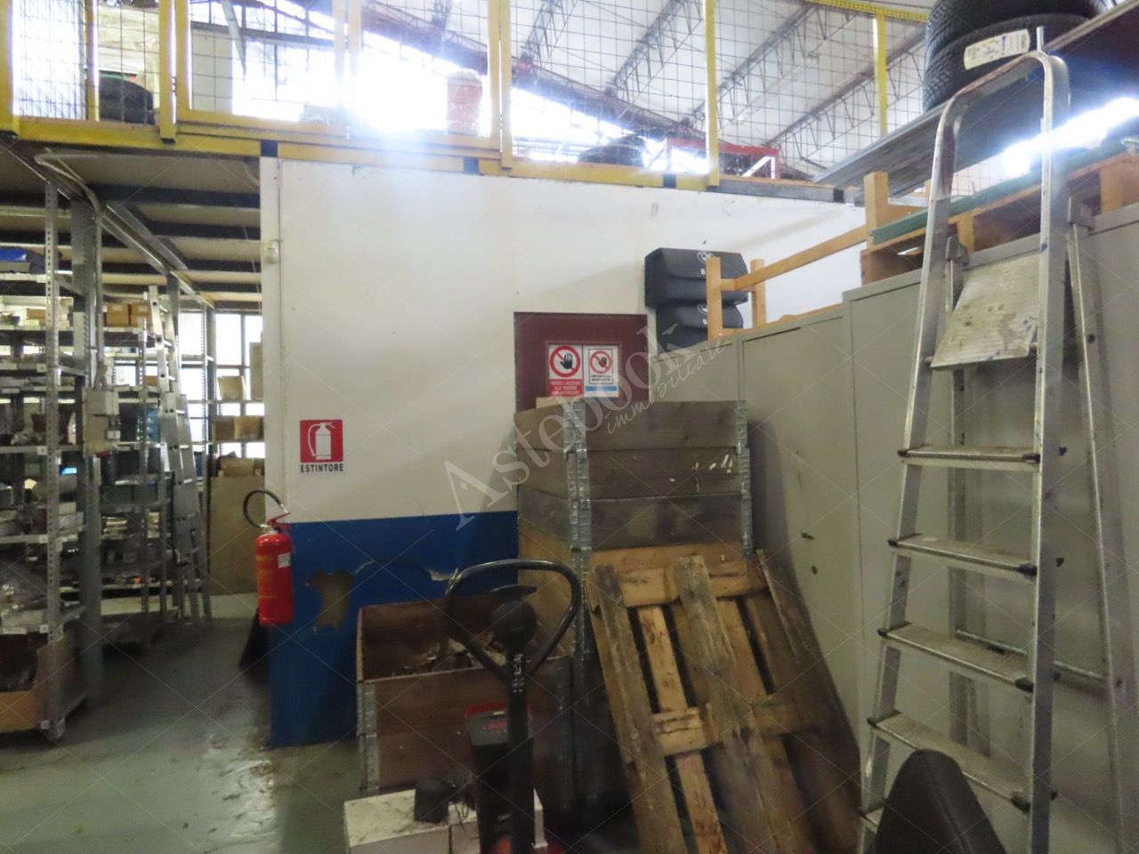 Capannone industriale con piano soppalcato ed area esterna in Lomagna