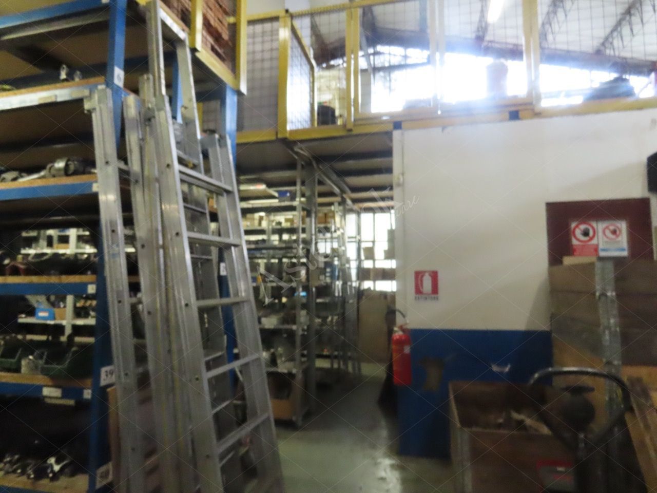 Capannone industriale con piano soppalcato ed area esterna in Lomagna