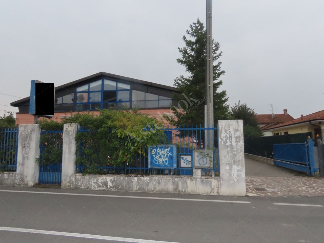 Capannone industriale con piano soppalcato ed area esterna in Lomagna