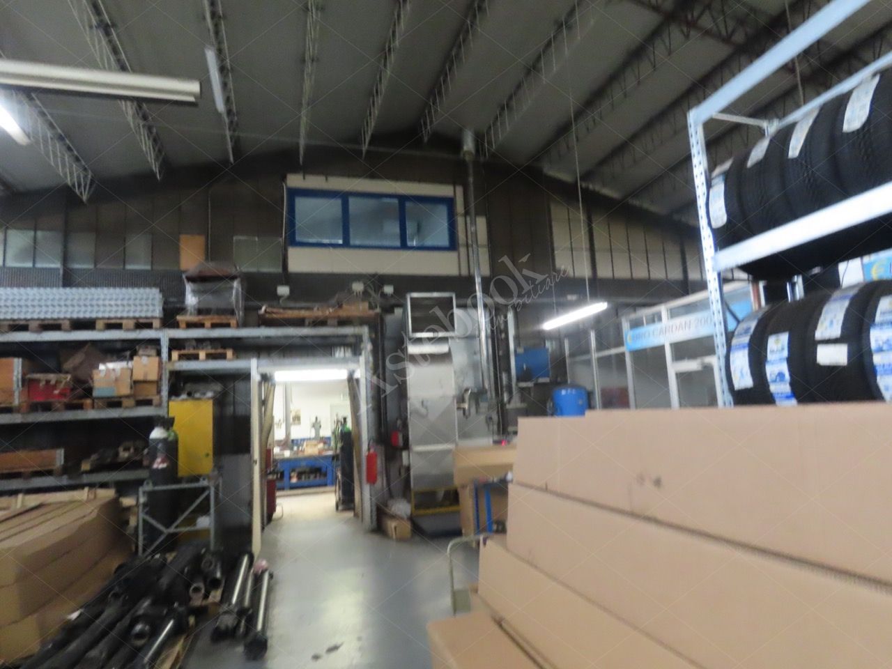 Capannone industriale con piano soppalcato ed area esterna in Lomagna