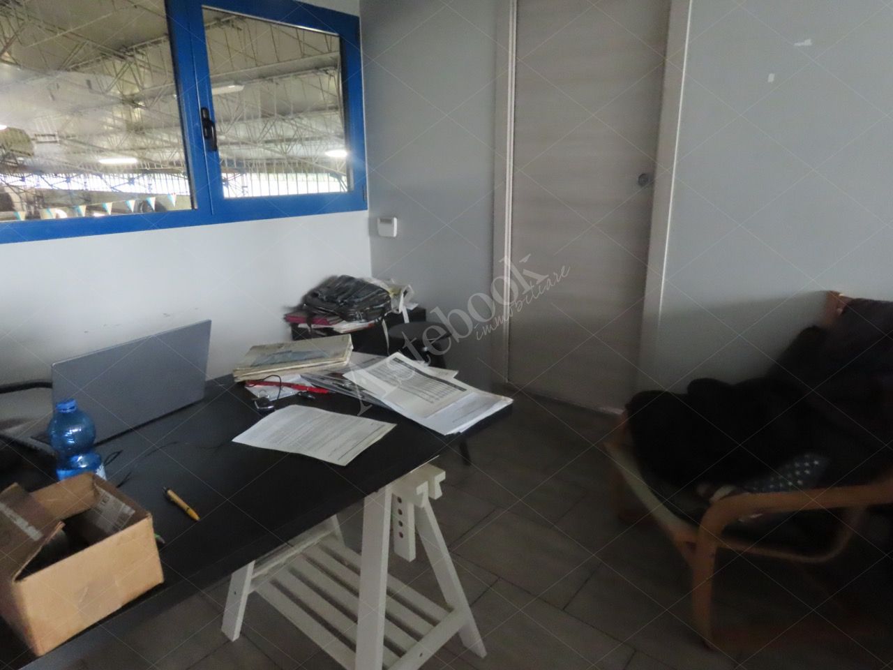 Capannone industriale con piano soppalcato ed area esterna in Lomagna