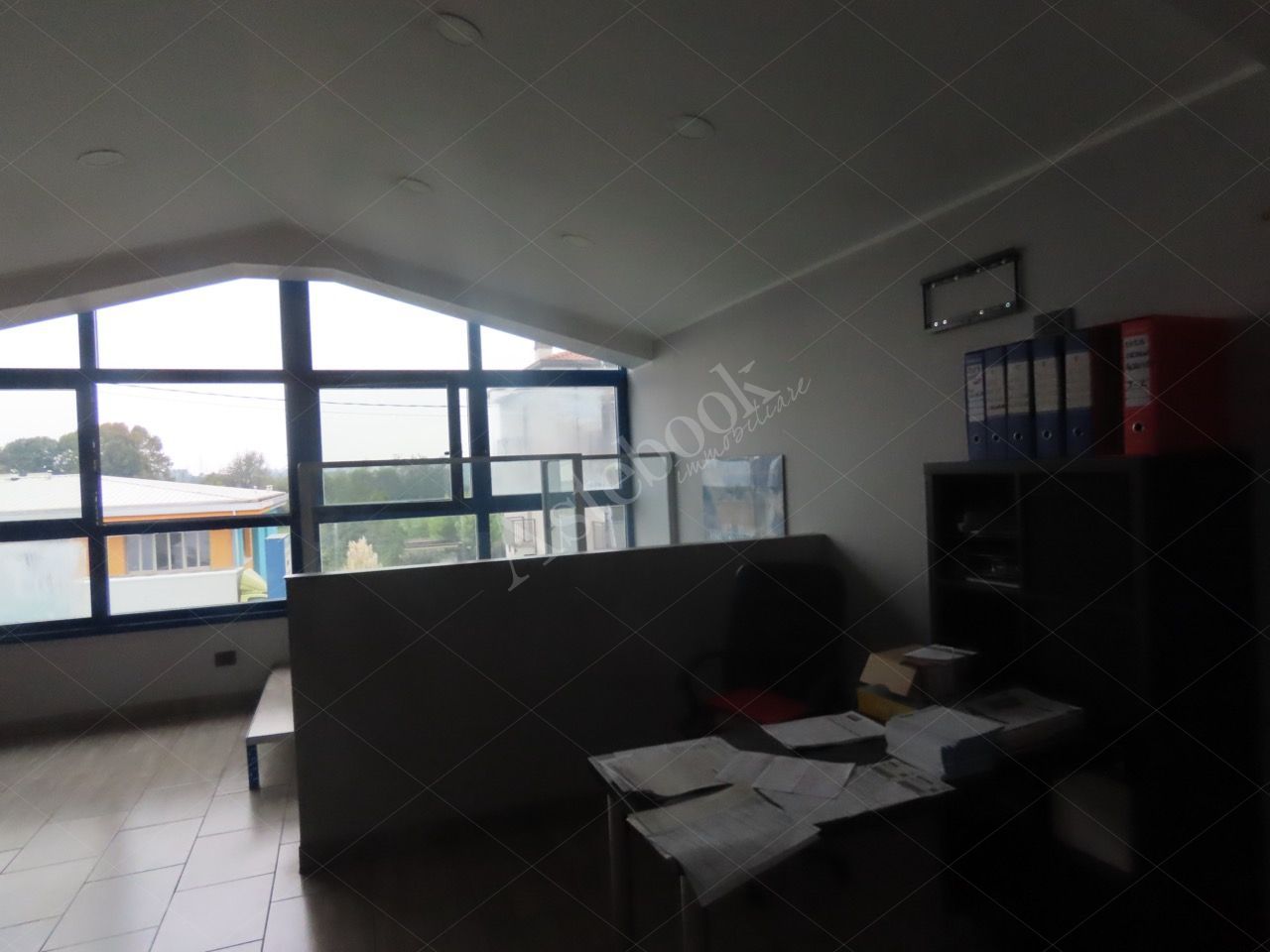 Capannone industriale con piano soppalcato ed area esterna in Lomagna