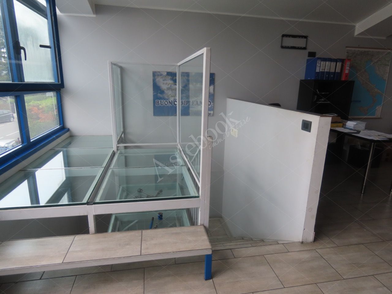 Capannone industriale con piano soppalcato ed area esterna in Lomagna