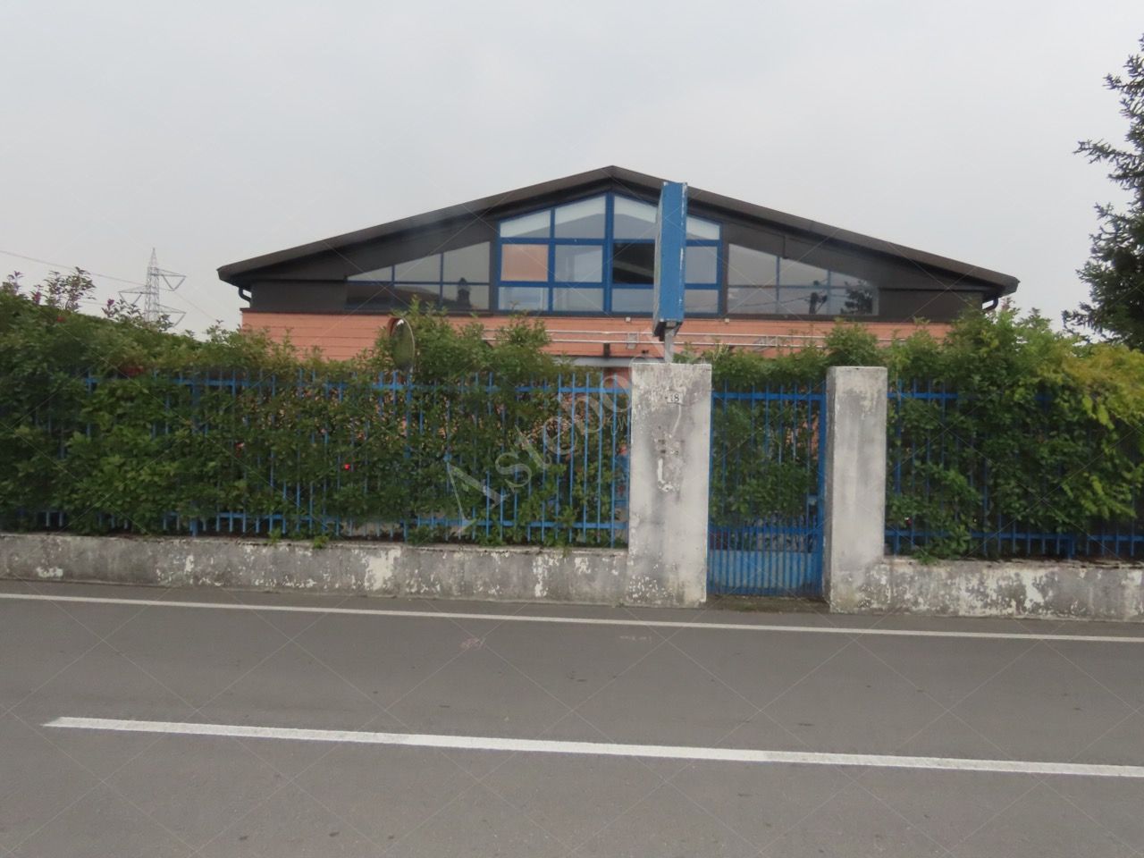 Capannone industriale con piano soppalcato ed area esterna in Lomagna