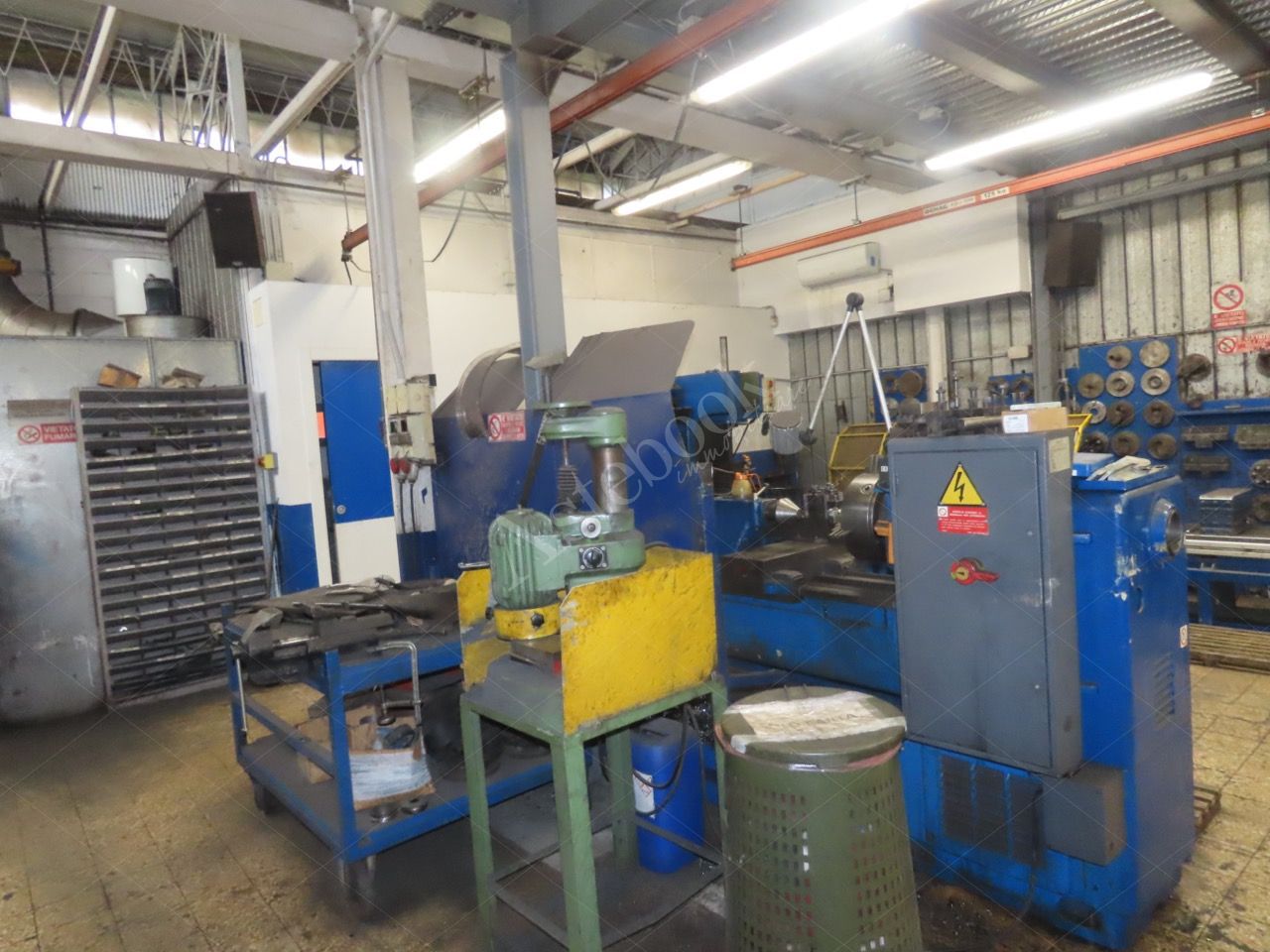Capannone industriale con piano soppalcato ed area esterna in Lomagna