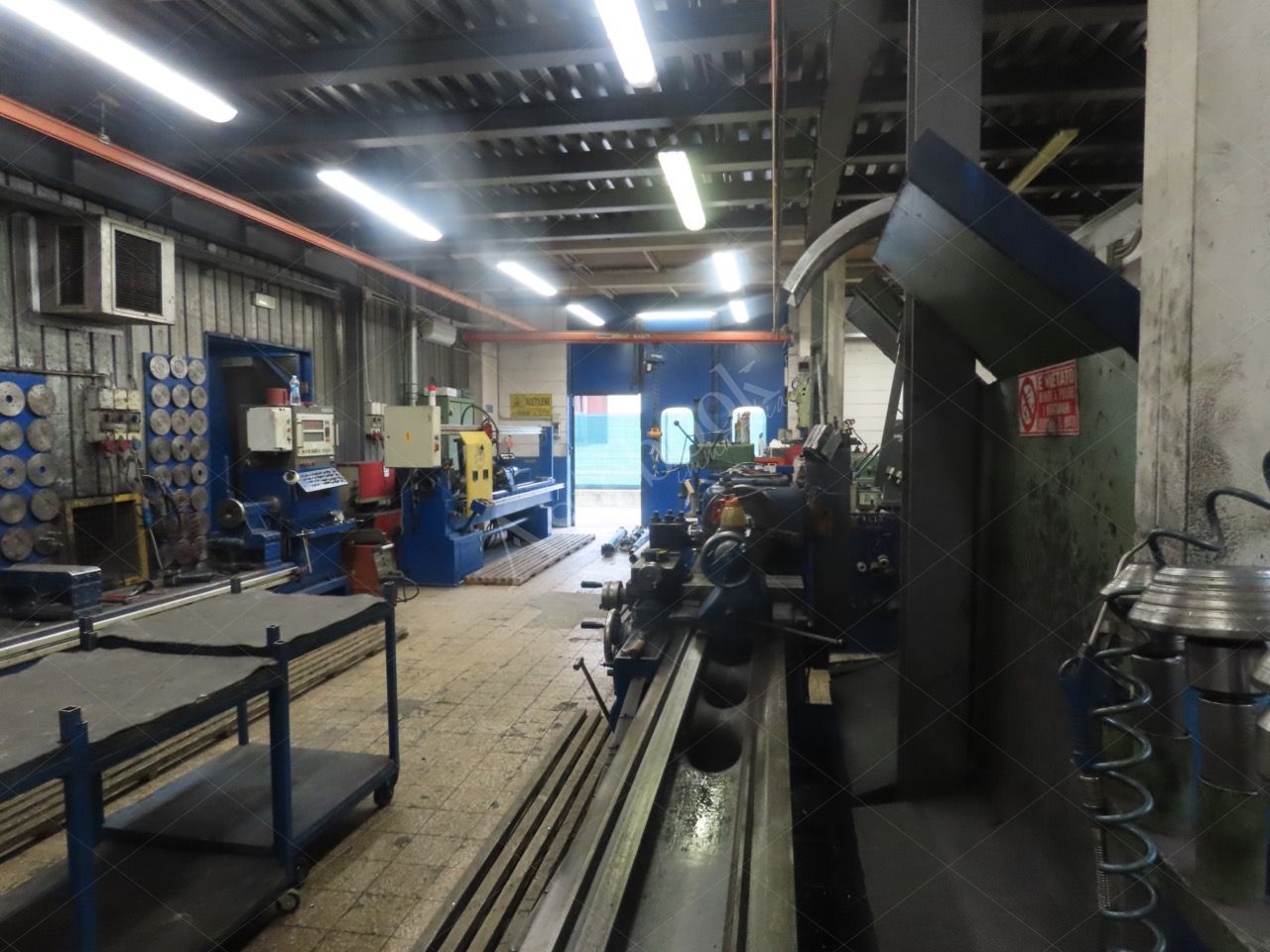 Capannone industriale con piano soppalcato ed area esterna in Lomagna