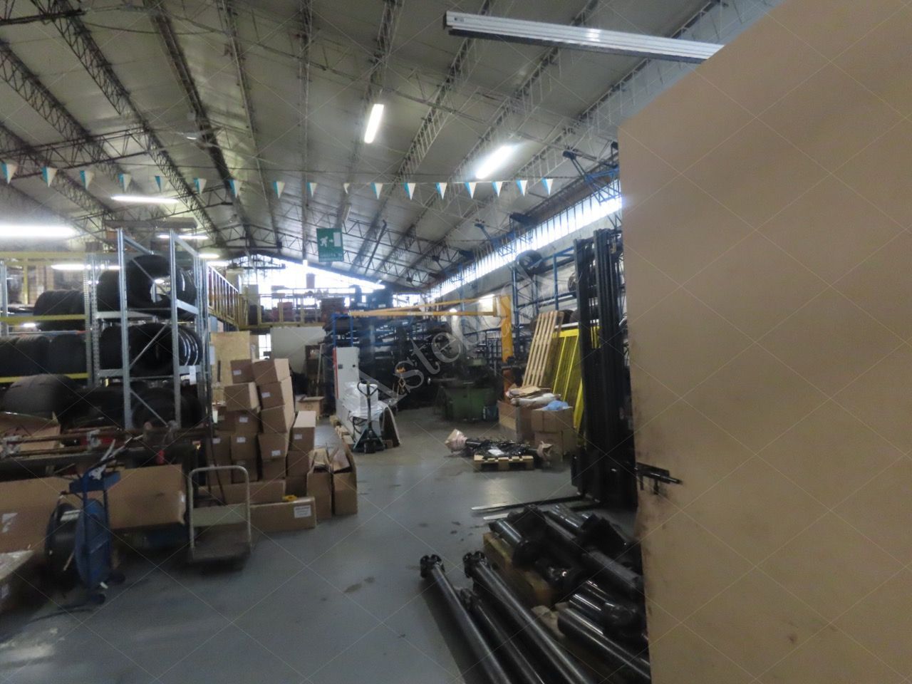 Capannone industriale con piano soppalcato ed area esterna in Lomagna
