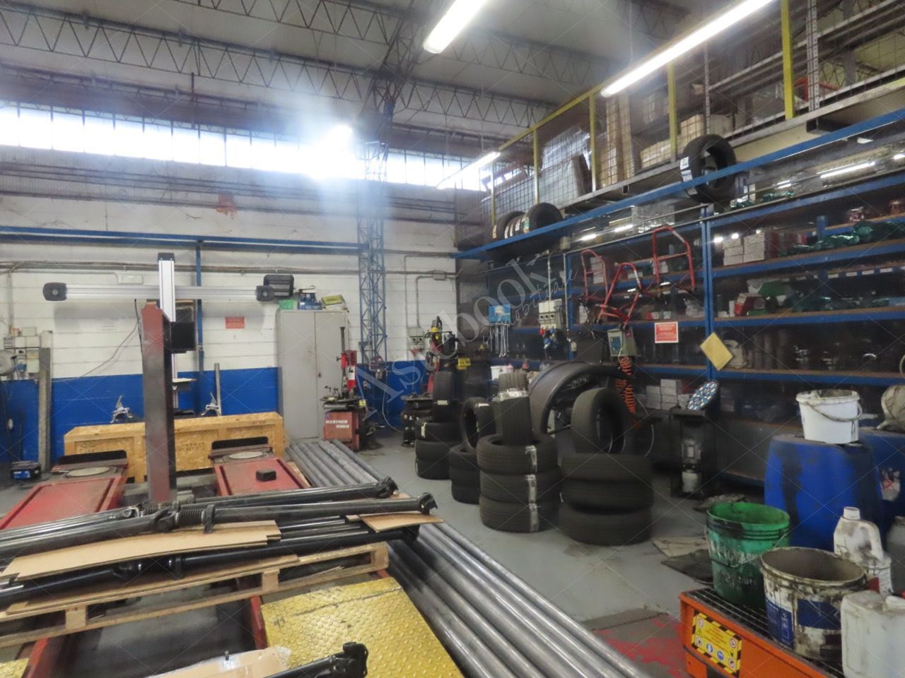 Capannone industriale con piano soppalcato ed area esterna in Lomagna