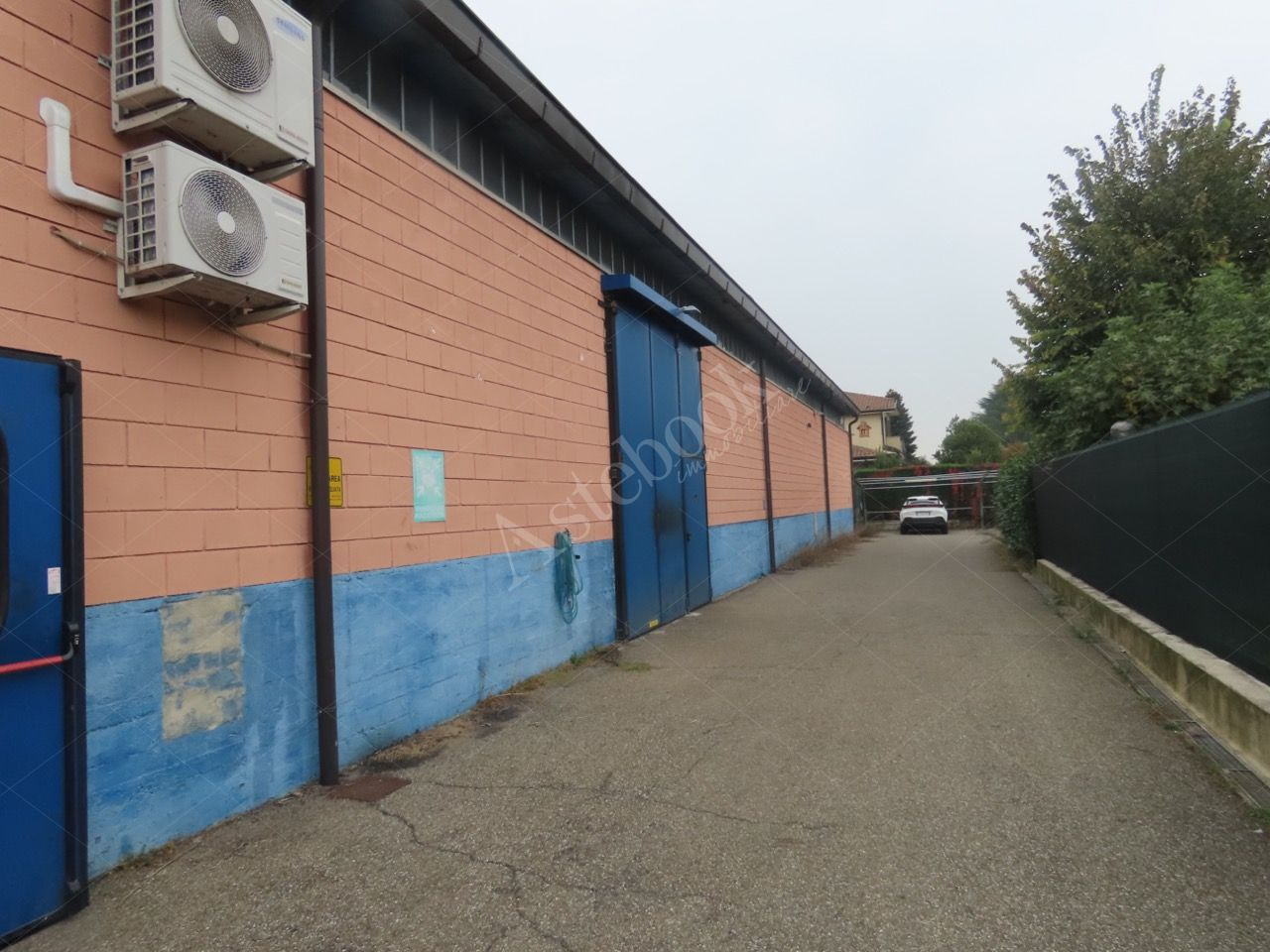 Capannone industriale con piano soppalcato ed area esterna in Lomagna