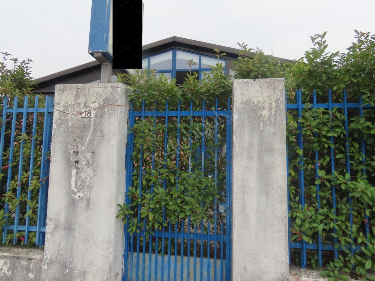 Capannone industriale con piano soppalcato ed area esterna in Lomagna