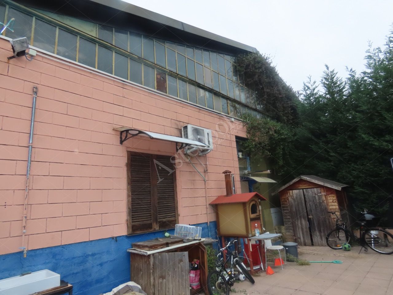 Capannone industriale con piano soppalcato ed area esterna in Lomagna