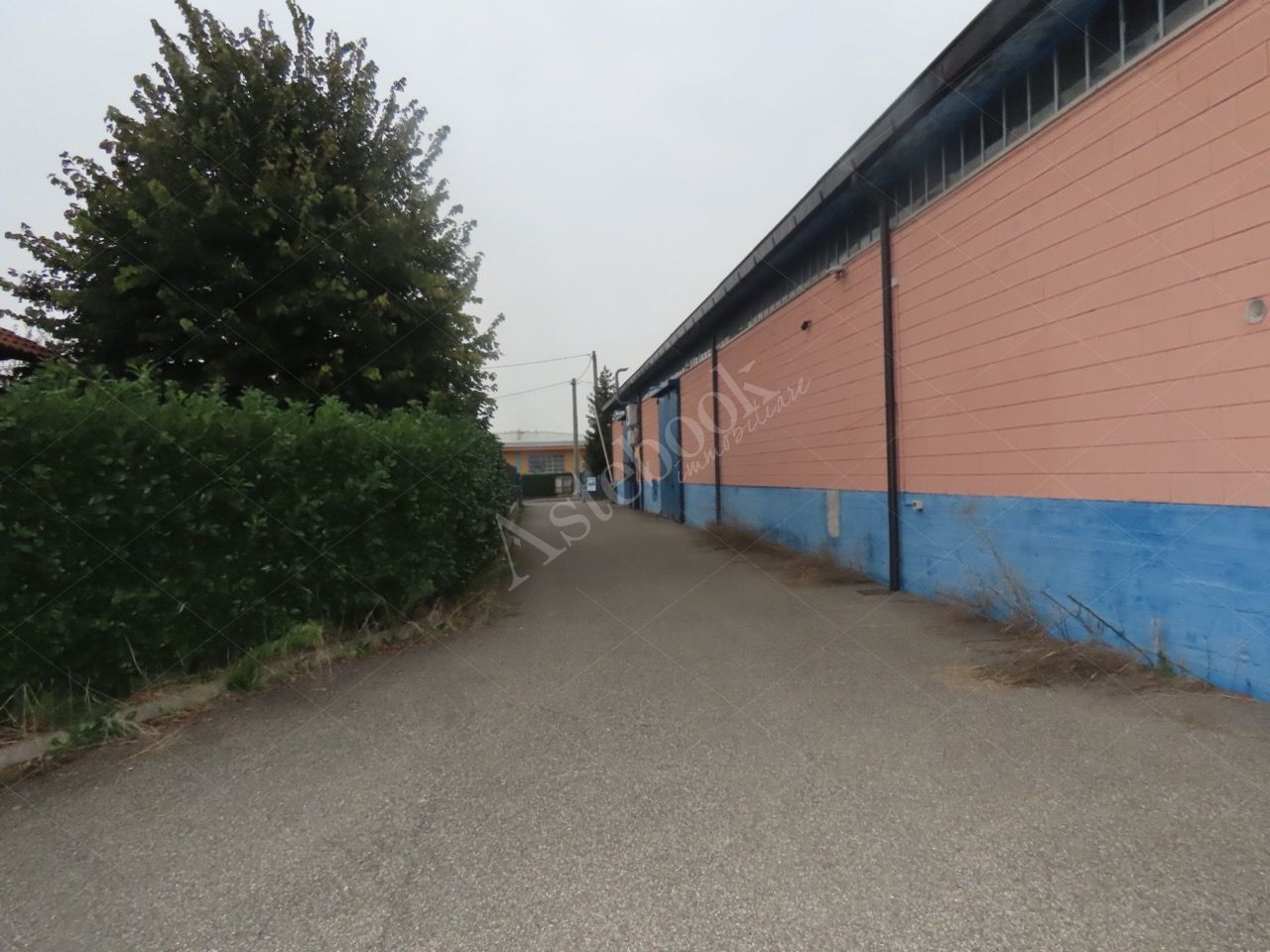Capannone industriale con piano soppalcato ed area esterna in Lomagna